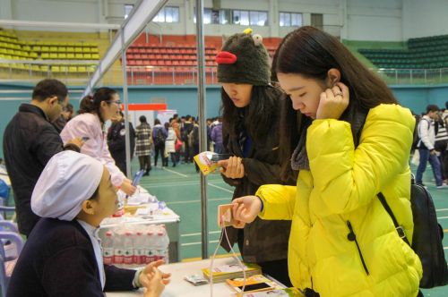 同学正在询问防艾知识申琨