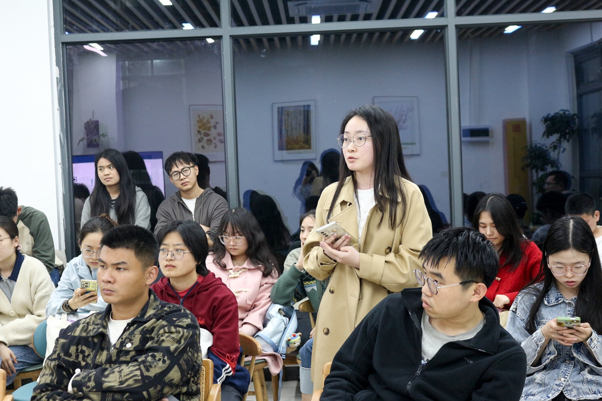 同学交流提问(通讯员 胡越 摄)