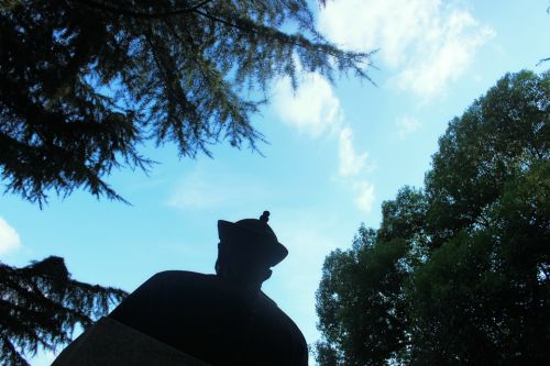 9.绿树与蓝天交映，张之洞像前清朗一片