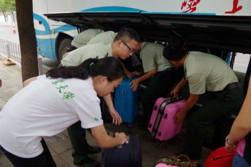 迎新人员为新生搬运行李