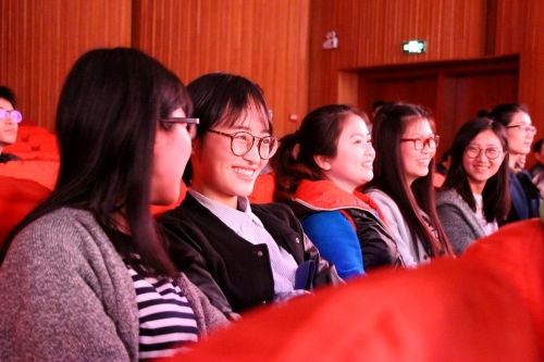 兴致勃勃的观众