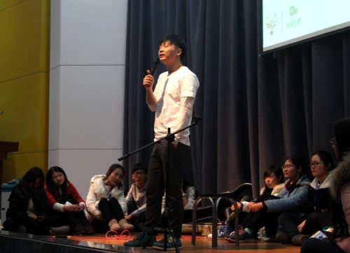 张晏铭陶醉于歌迷中（姜秋琳）