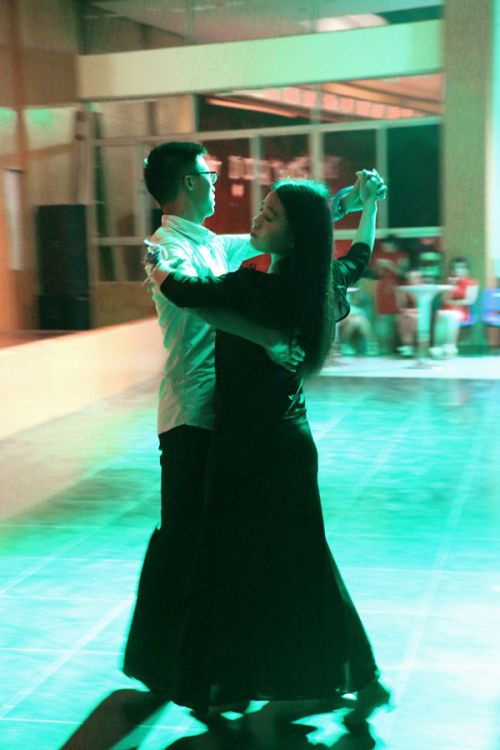 国标舞协会成员给大家表演舞蹈