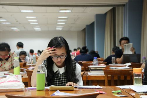 图书馆的夜自修