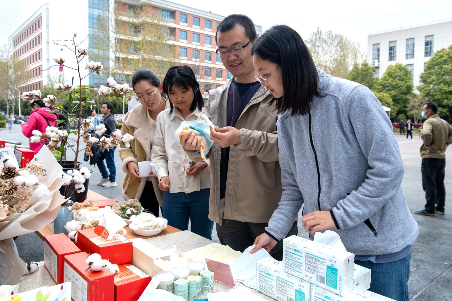 参观体验的同学们感受棉纺织产品(学通社记者 王博炜 摄)
