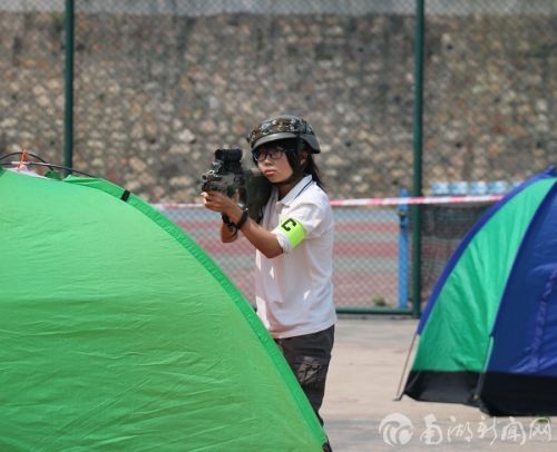 谁说CS是男孩的游戏,女孩的狙击能力是不可小看的