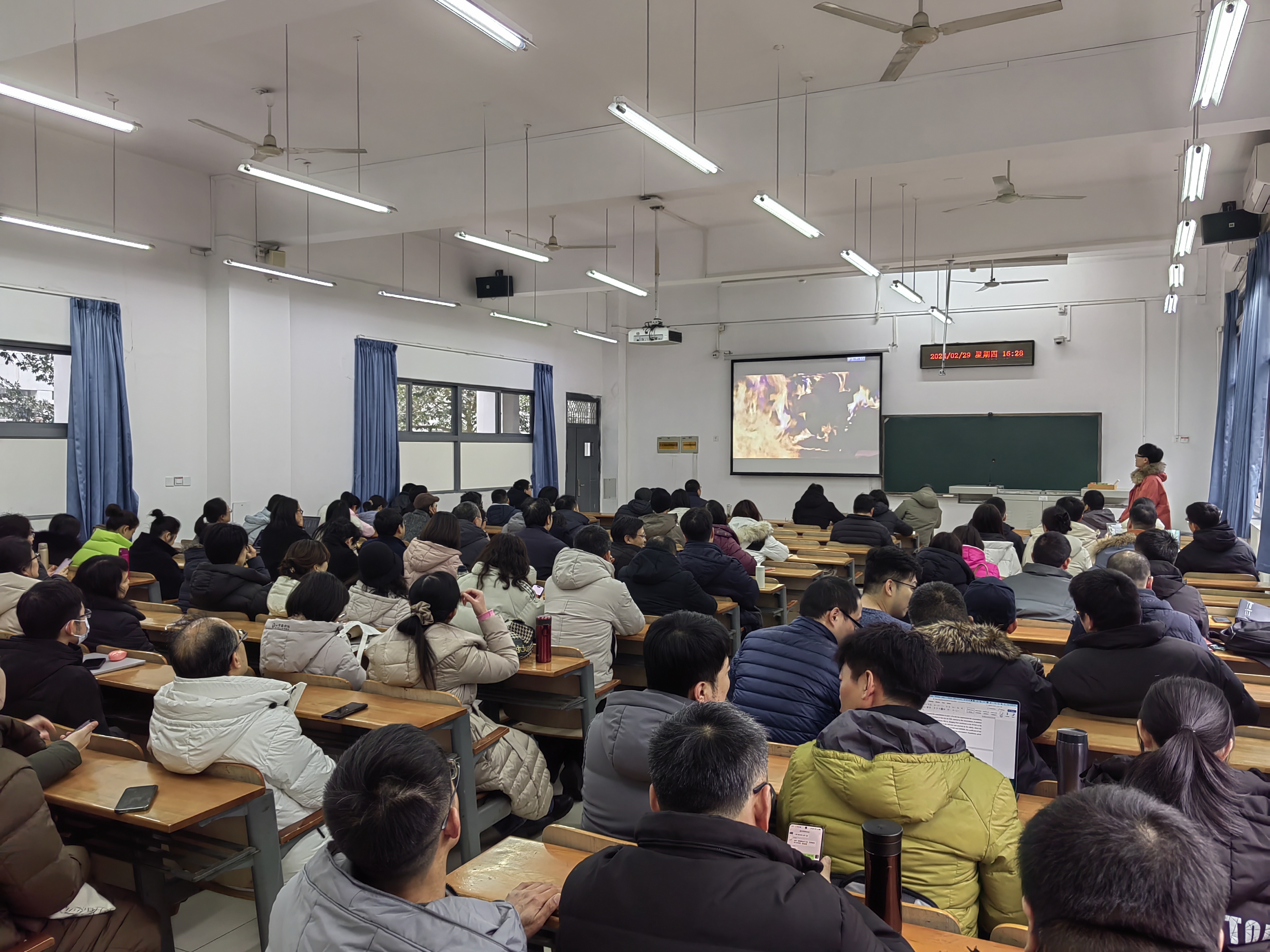 经管学院教职工大会观看电动车消防视频