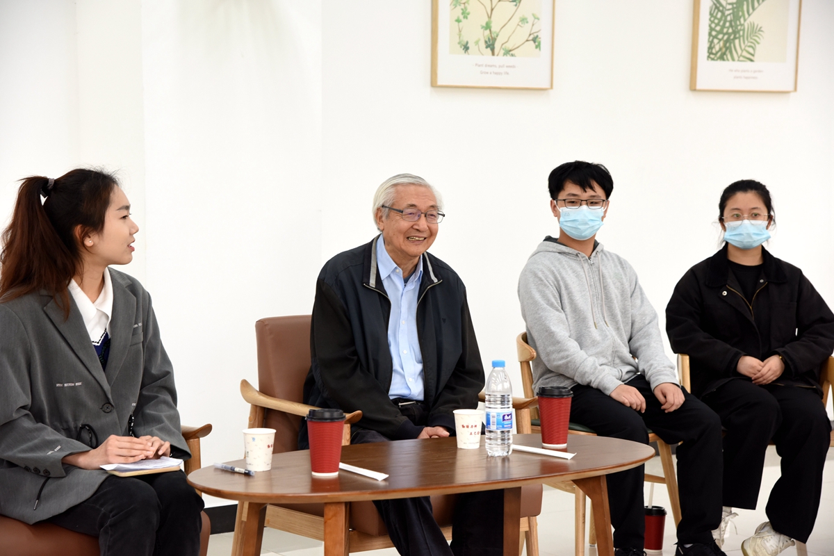 许智宏院士与学生们亲切交流(通讯员 蒋朝常 摄)