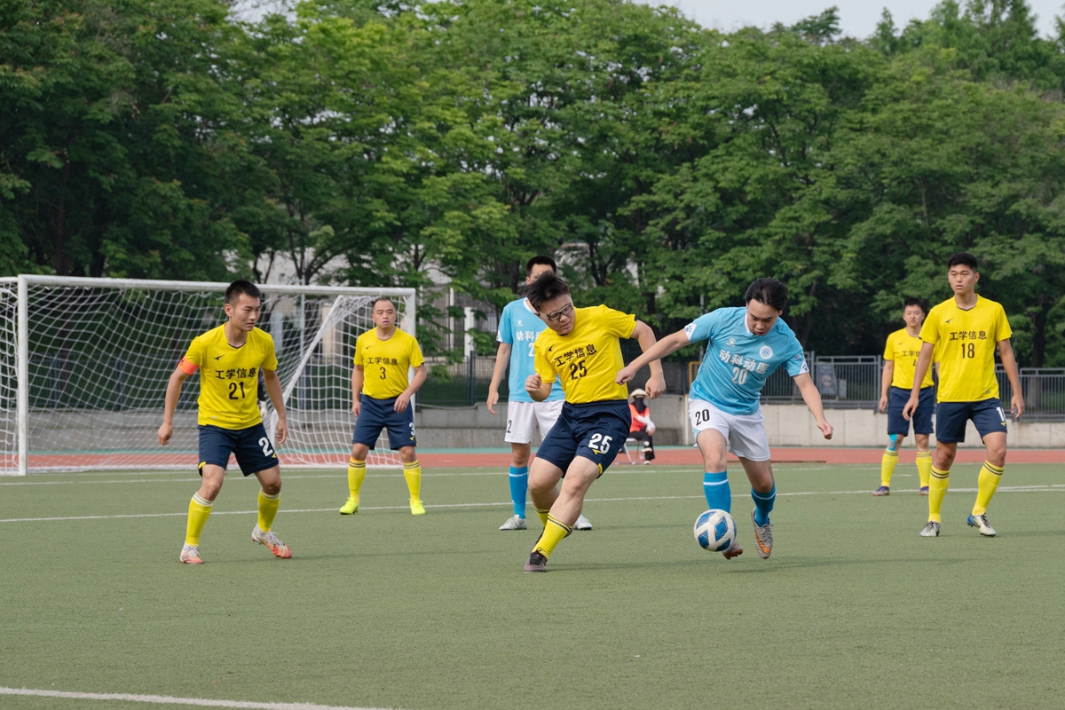 3 互不相让（图为动科动医学院20号匡磊与工信联队25号莫泓滔中场激烈拼抢）（学通社记者 王子仪 摄）