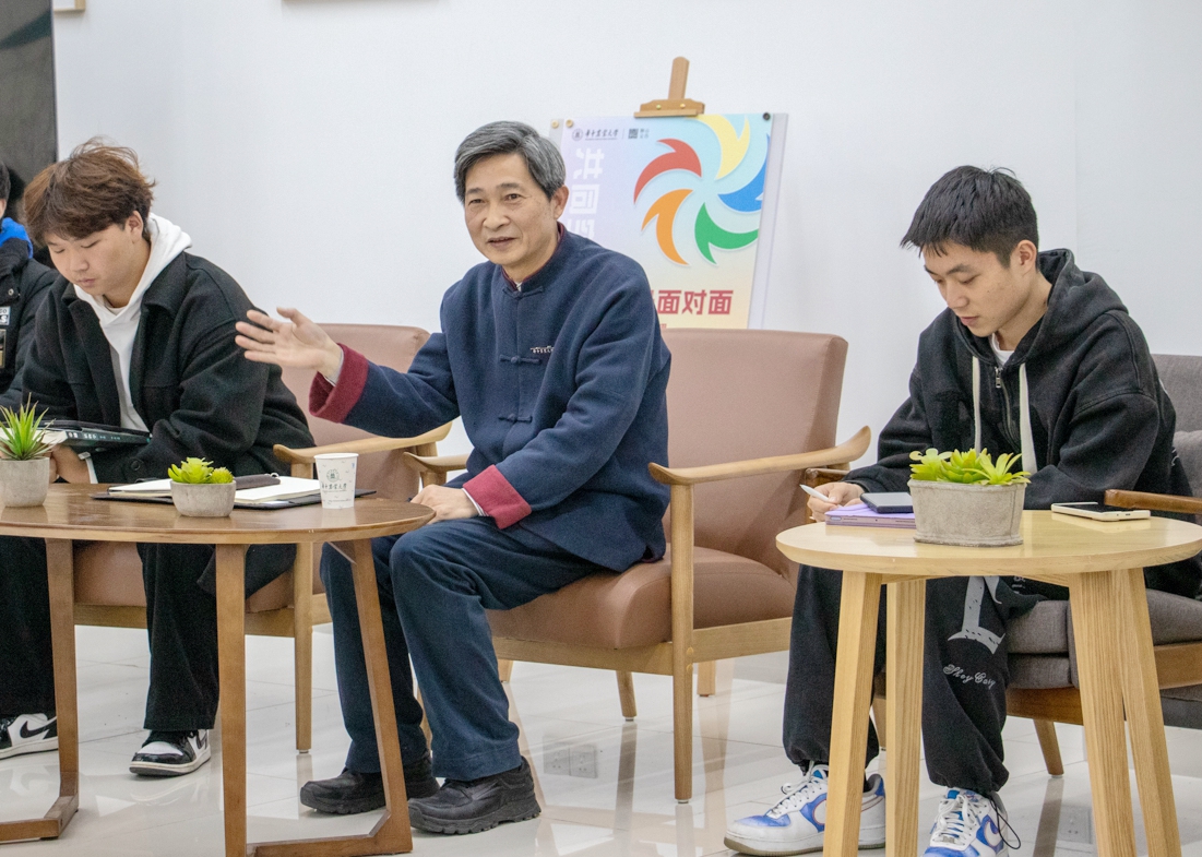 校党委书记高翅与同学们共话大学之道(严文高 供图)