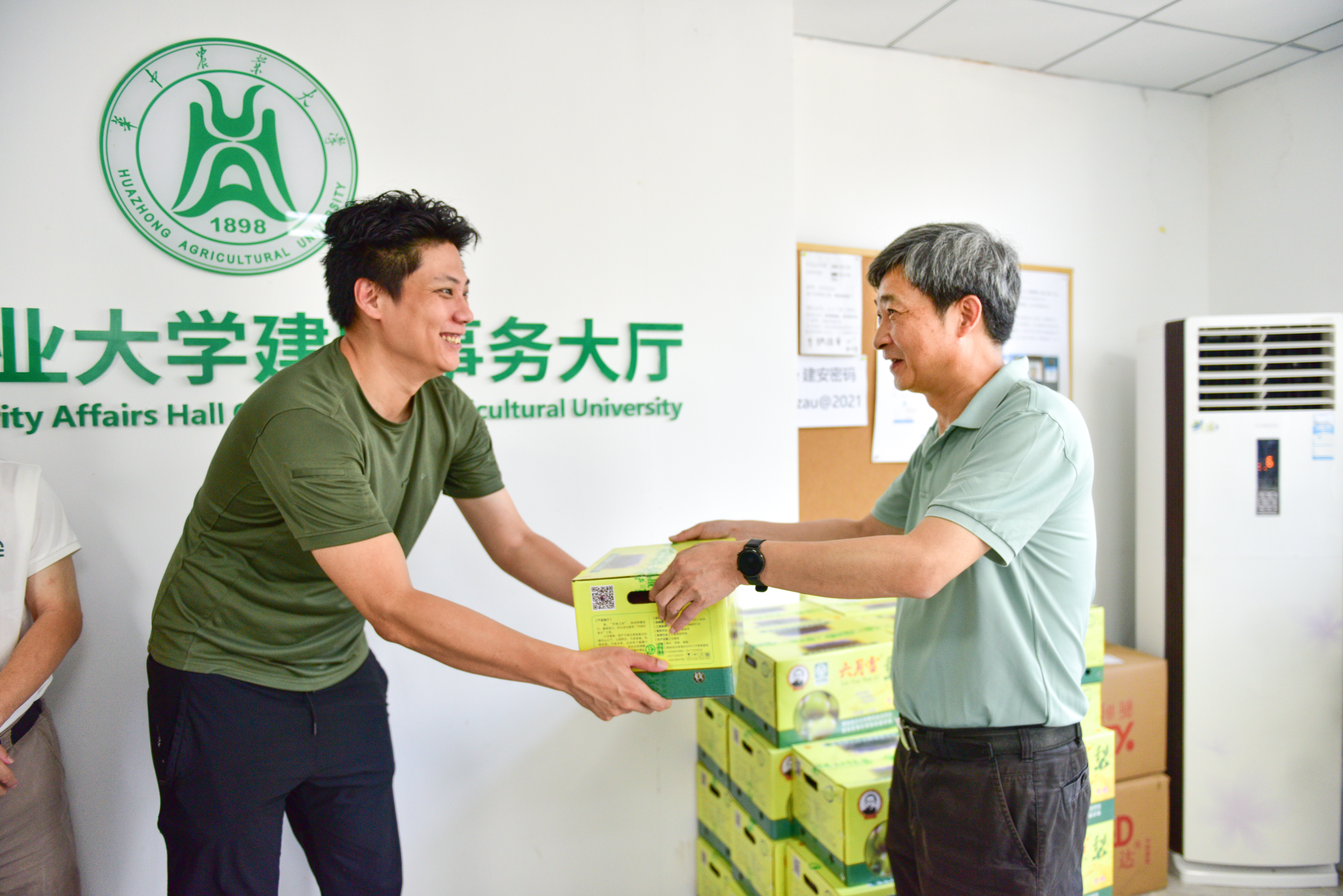 高翅在能源中心慰问(记者 吴晗 摄)