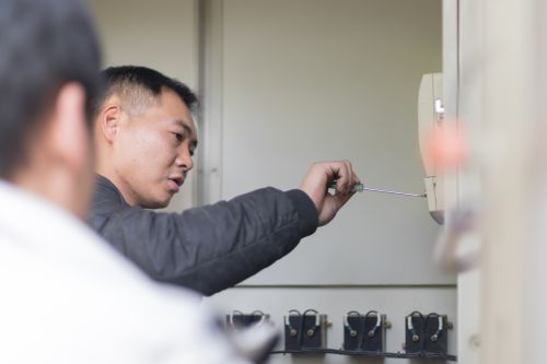 水电科工作人员在检查电表【学通社记者 骆嘉 摄】