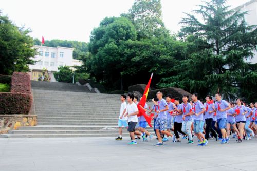 食科院的接力队伍在主楼前奋力奔跑