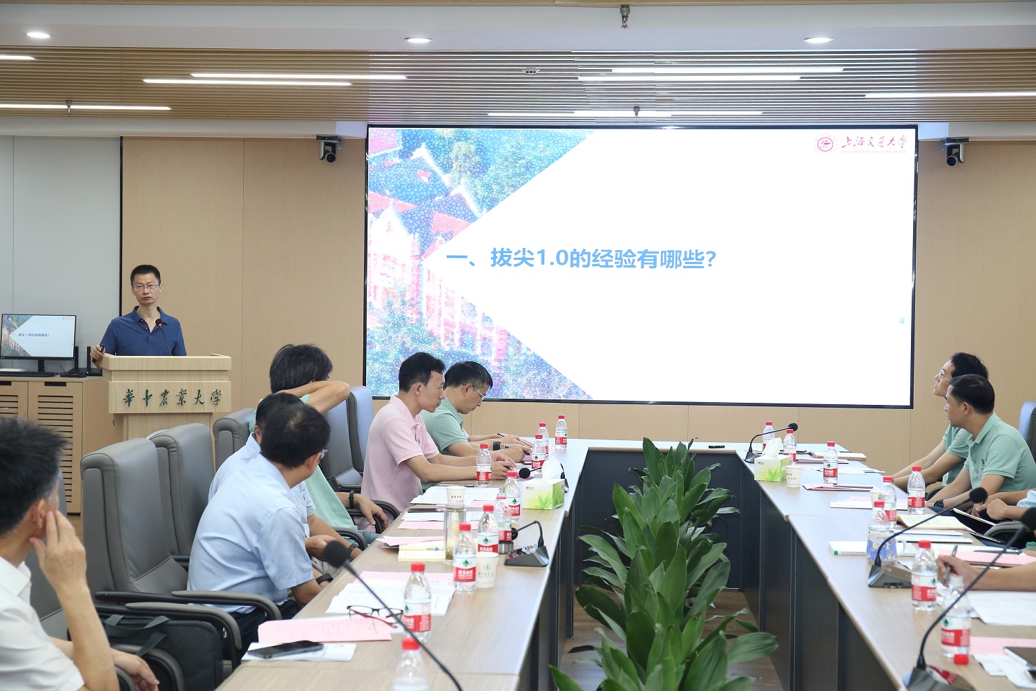 清华大学刘栋教授做专题报告(侯国涛摄)