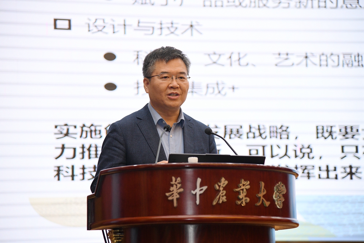 7 农业农村部农业经济研究中心“印迹乡村创新设计大赛组委会”秘书长袁学国介绍印迹乡村文化创意设计大赛有关情况（徐行 摄）