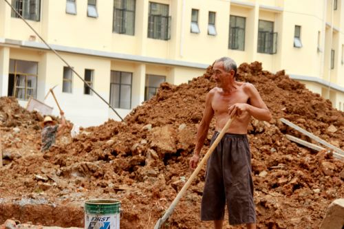 4.校园工地里忙着施工的工人。