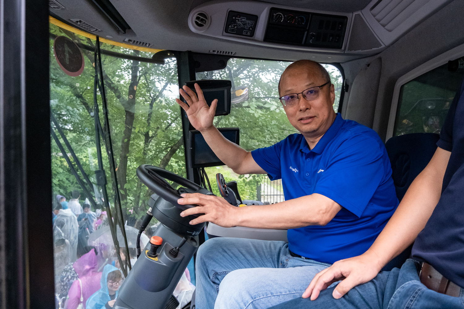 校长李召虎驾驶纽荷兰收割机（学通社记者 王博炜 摄）