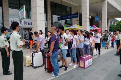 新生在集合点等候大巴车