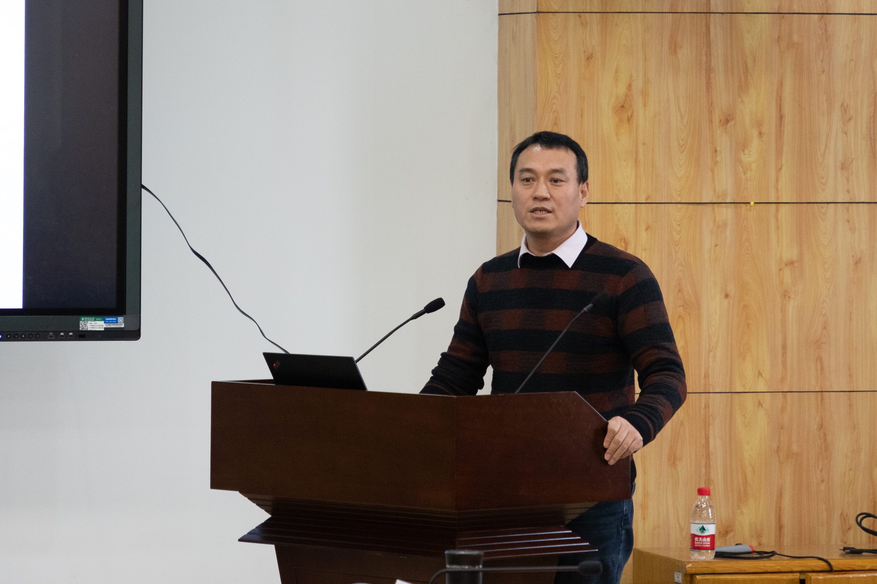 实验室主任张椿雨教授作工作汇报(学通社记者 张小雨 摄)