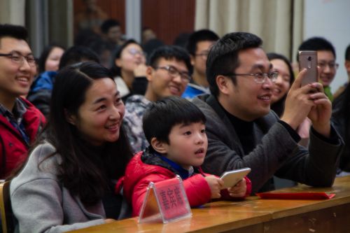 一家三口看相声 梁犇鑫