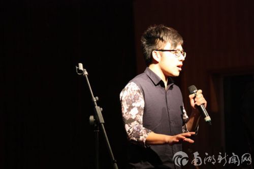 陈荪睿略带沙哑的声线让全场沉浸在淡淡忧伤的氛围中