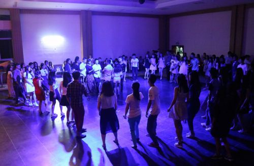 大家一起围城圈跳恰恰