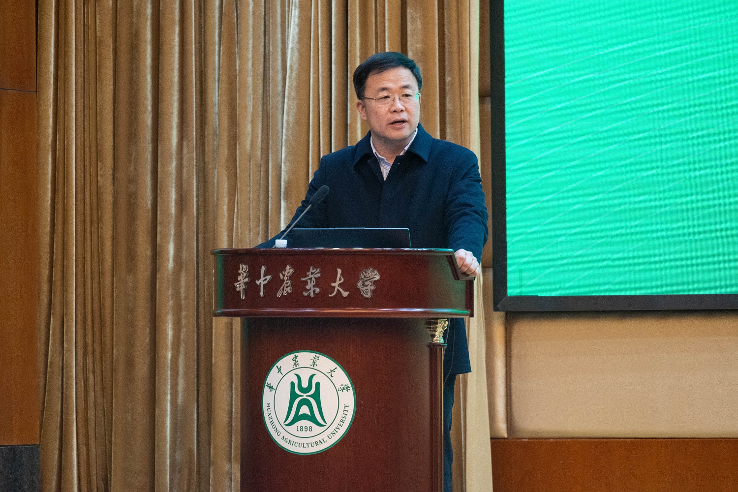 湖北省科学技术厅党组成员、副厅长吴骏讲话 (学通社记者 张湛琦 摄)