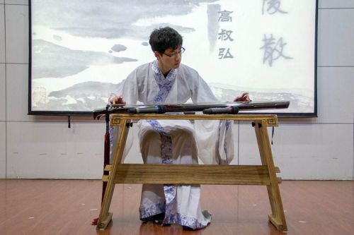 一曲广陵,纷披灿烂,戈矛纵横