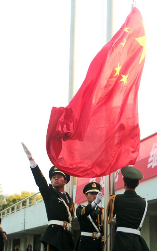 在雄壮的国歌声中,鲜艳的国旗冉冉升起