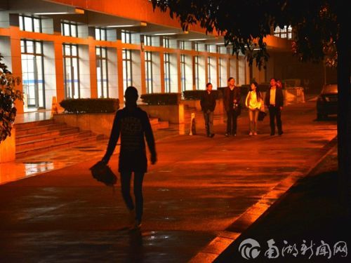 8.忙完了一天的教学工作,老师们结伴行走在三教门前的路上。他们步履沉着,谈笑风生。