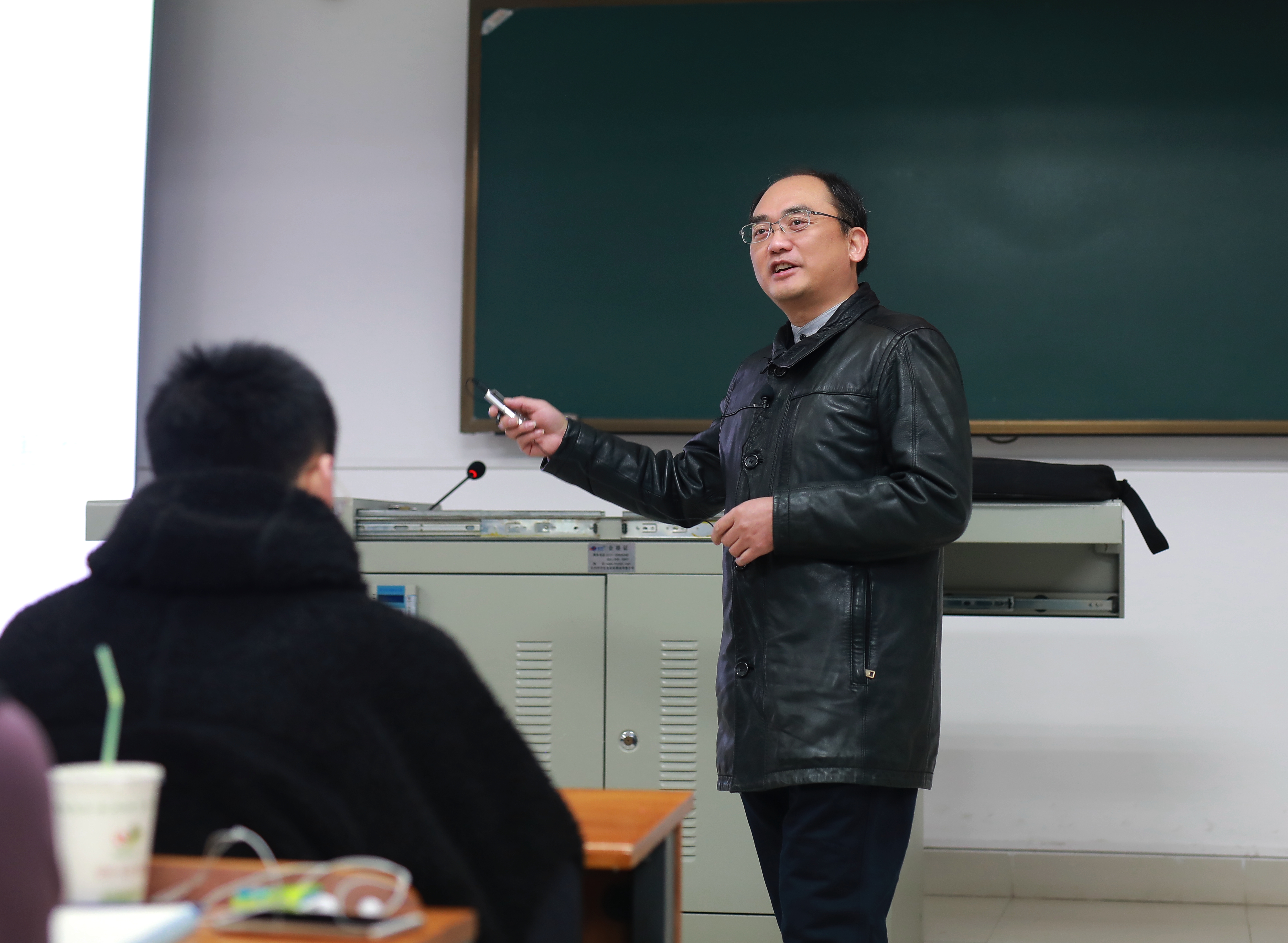 孙明老为同学们讲授《基因操作原理》课 （龚时峰 摄）