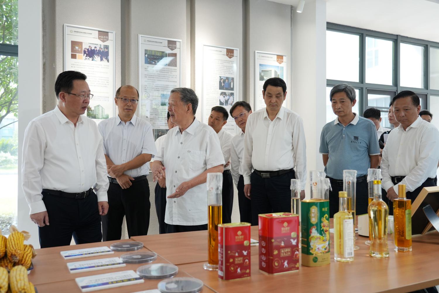 傅廷栋院士向董卫民一行介绍“双高”油菜等代表性科研成果(记者 晏华华 摄)