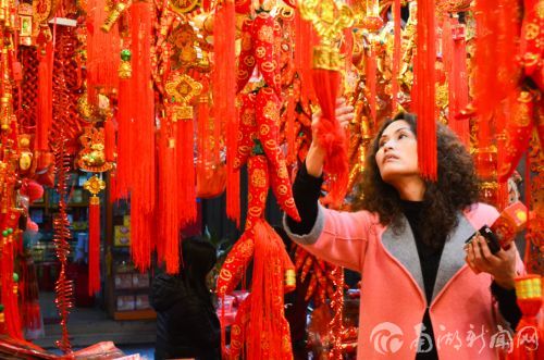 购买春联等新年的挂饰是每年不可缺少的一部分。