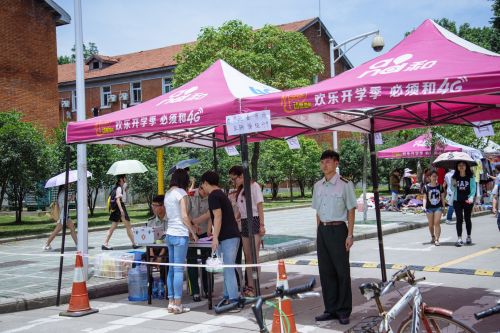 前方跳蚤市场！车辆禁行！