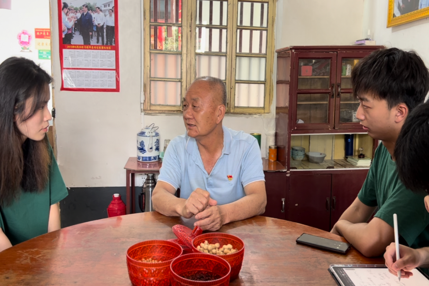 研学团成员认真聆听并记录访谈内容(通讯员 龙诗琴 摄)