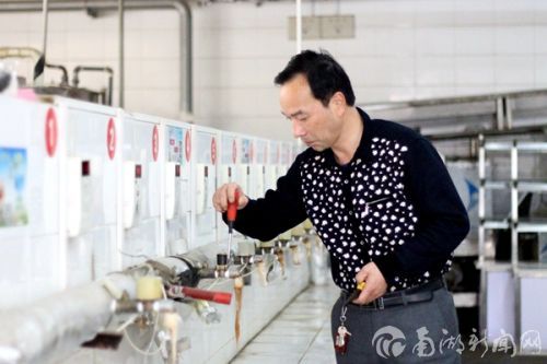 今年的6月1日,澡堂就要关闭了,有许多已经毕业的华农学子纷纷在澡堂叔微博留言询问澡堂叔今后的去向,澡堂叔则坦言:“离开澡堂和开水房,心里会舍不得,但是他会听从后勤的安排,到新的岗位继续为同学们服务,直到退休。”澡堂叔在修理开水房器械 后勤集团记者谢潇潇 褚承陇