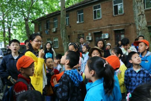 老师教小朋友们认植物