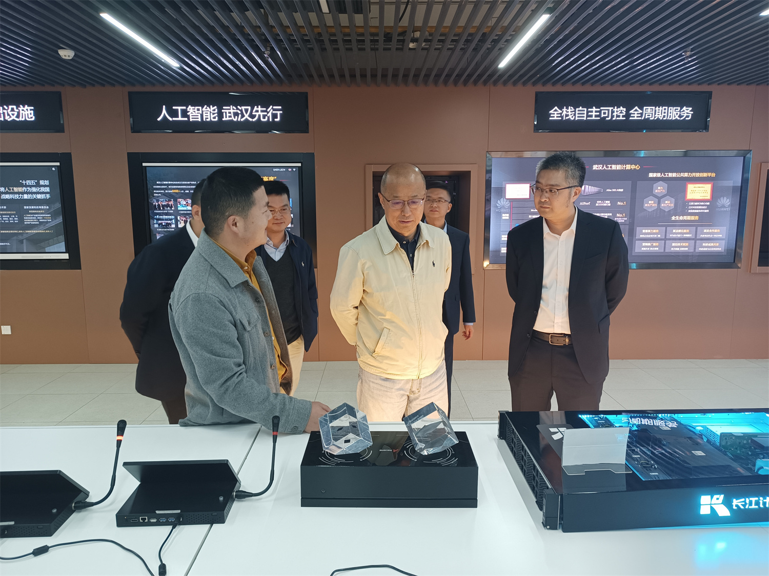李召虎听取工作人员讲解