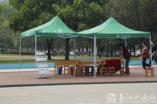 临近中午,社团开始摆点工作啦