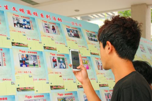 毕业生拍照留念