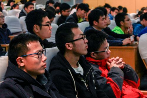 认真听讲的观众