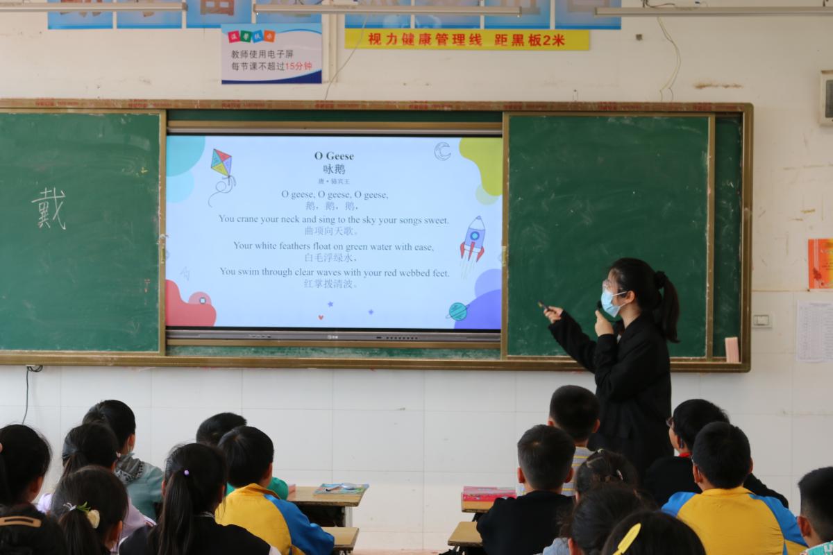志愿者为小学生授课 (贺铃童 摄)