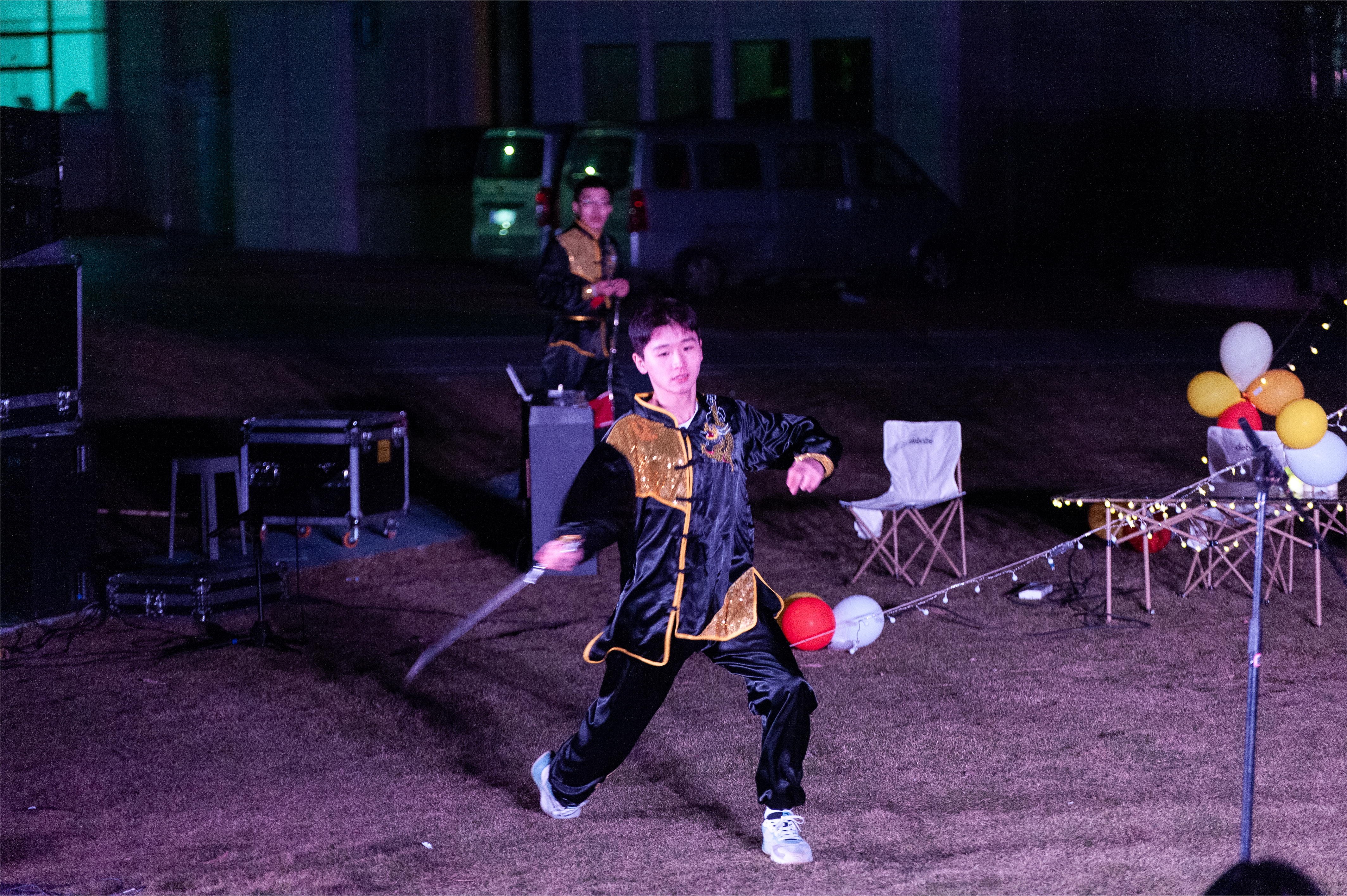 校武术队成员表演武术(记者 李果 摄)