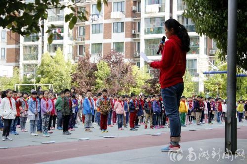 安玥琪宣读捐书倡议书