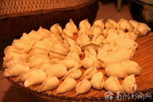 就着雾腾腾的热气,似乎也是在欢欢喜喜的等待新年的钟声敲响。