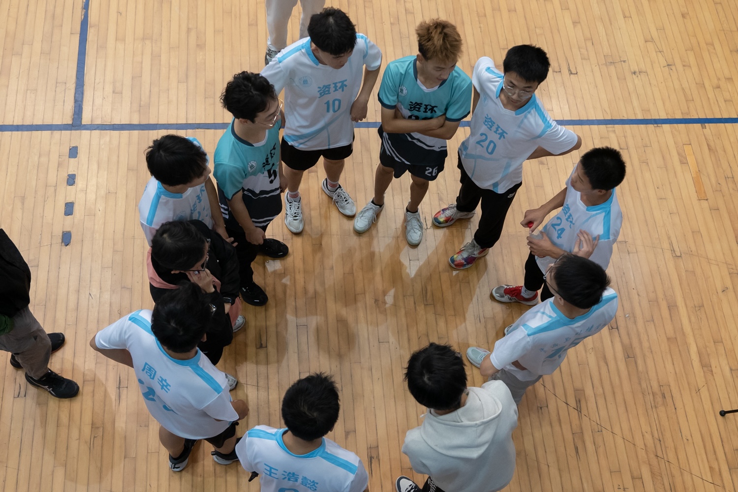 资环暂停围圈讨论(学通社记者 李想 摄)