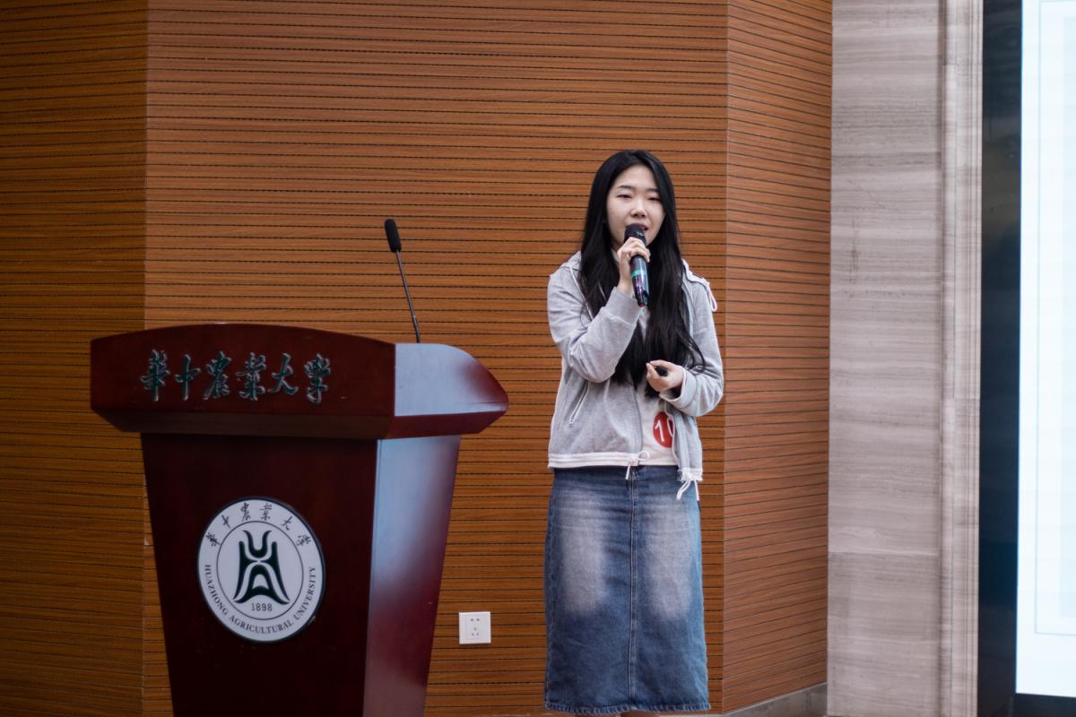 10号候选人韩彦琪正在演讲(学通社记者 程希怡 摄)