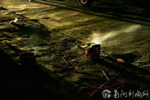 烟花炮竹后,”硝烟四起,一片狼藉“