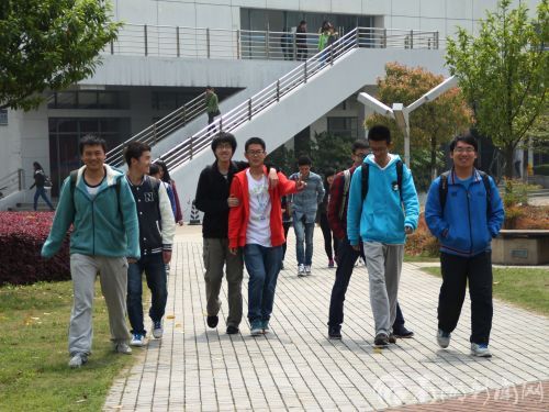 下课啦,对着镜头说:yeah!