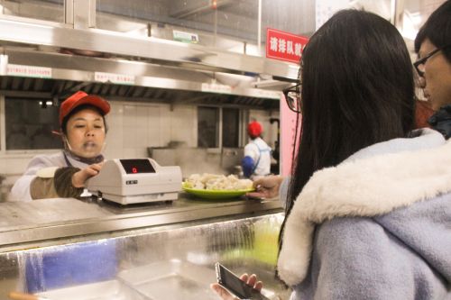 同学买饺子 冯惠摄